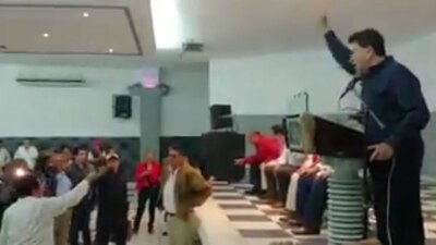 Rafael Ochoa, militante del PRI (izquierda) fue insultado por el diputado Héctor Yunes (arriba a la derecha)