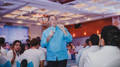 Meade sostuvo un diálogo con integrantes de Nueva Alianza