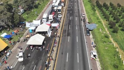 Lleva la manifestación en la carretera México-Puebla
