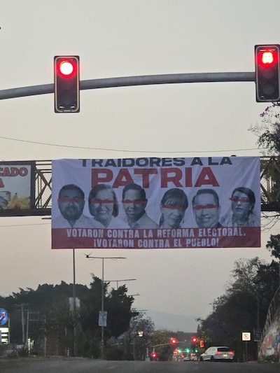 Colocan lonas contra diputados que votaron contra la reforma electoral