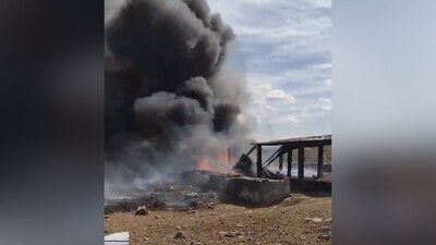 El accidente dejó la avioneta calcinada y una intensa columna de humo