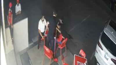 En el video se observa la manera en que golpean al hombre sin que nadie lo ayude