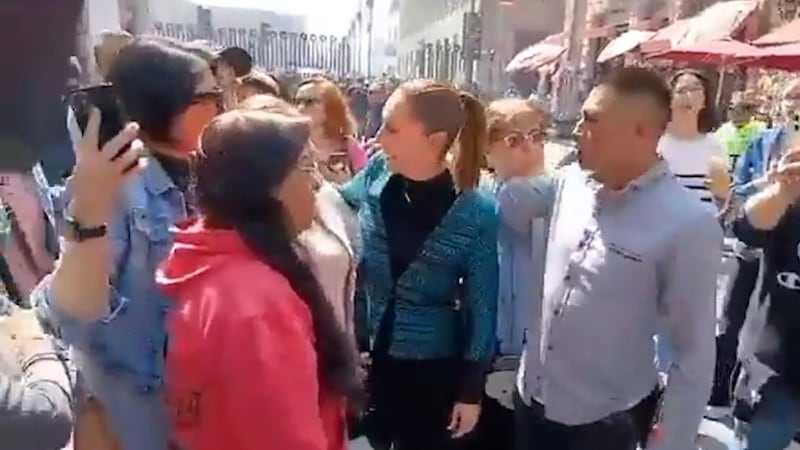 Ciudadano intenta tocar a Sheinbaum tras caminata por el Zócalo