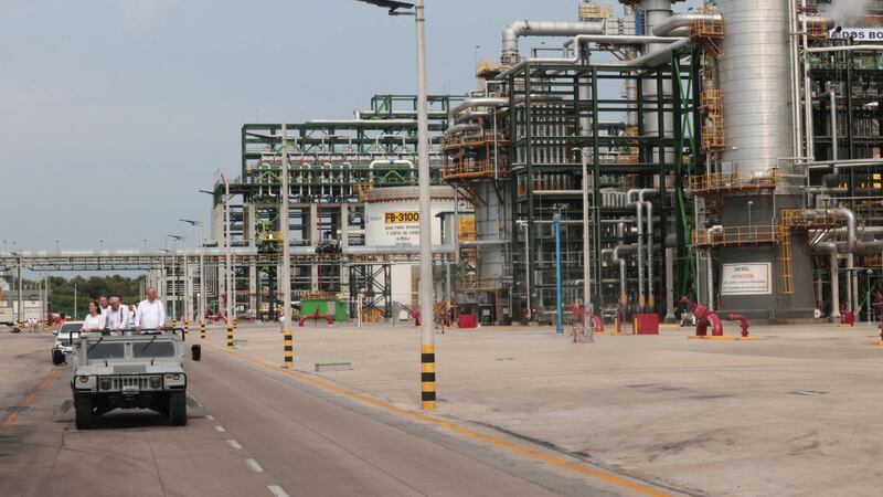 AMLO promete que en 15 días, Dos Bocas producirá el 20% de gasolinas del país
