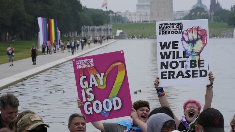Marcha de orgullo gay en EU se convierte en protesta contra Trump