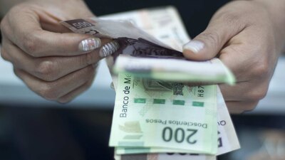 Gobierno y empresas discuten subir el salario mínimo