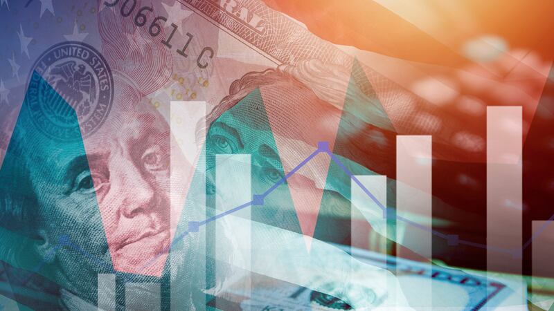 Dólar se fortalece tras ataques de EU a Irán
