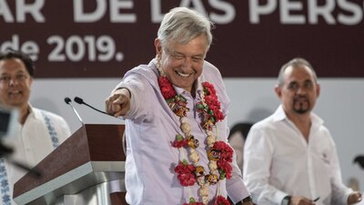 El presidente quiere vender aviones y camionetas para obtener recursos