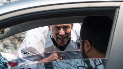 El actor arrancó su campaña mentando madres a un automovilista