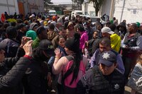 Migrantes saturan la COMAR Naucalpan en medio de largas esperas y precariedad