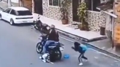 La motocicleta iba con 3 niños a bordo