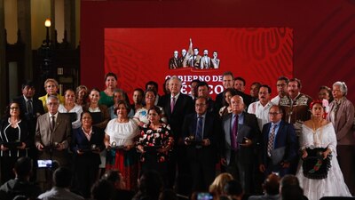 AMLO recibió a un grupo de maestros en Palacio Nacional para reconocerlos por sus años de servicio