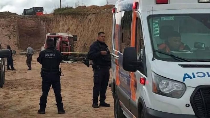 Vuelca autobús con trabajadores del Tren México-Querétaro; hay 2 muertos y más de 20 heridos
