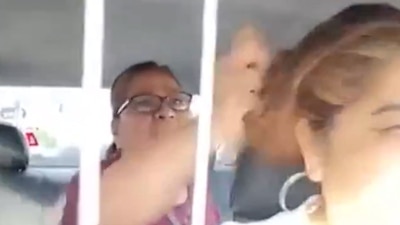 Se viralizó un video en el que se observa a cuando una pasajera agrede a la chofer