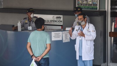 El IMSS lanzó una convocatoria a médicos especialistas ante la contingencia sanitaria