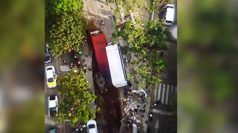 Mega socavón se abre en calles de Guadalajara, Jalisco; hay autos afectados y personas heridas