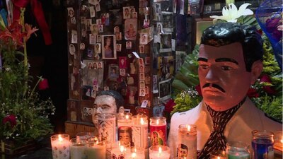 La narcocultura también se h amezclado con la religió y dio origen al santo Jesús Malverde