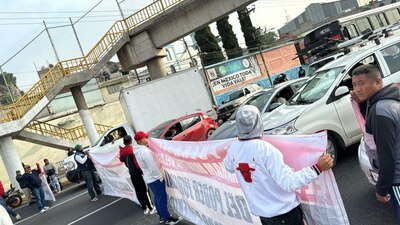 Un grupo de vecinos de la zona de Santa Clara bloquea actualmente el tráfico en la autopista México-Pachuca