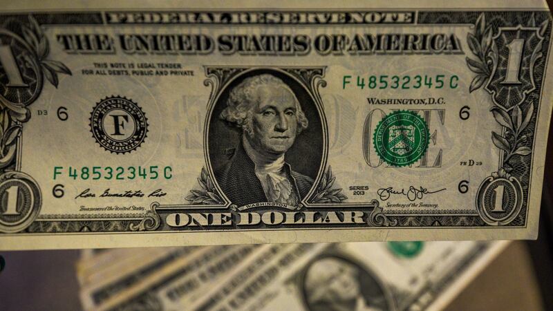 Peso tiene ligero retroceso ante el dólar tras acuerdo arancelario de Sheinbaum con Trump