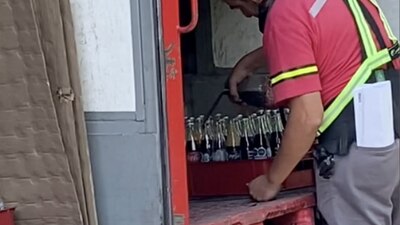 A través de TikTok se revelaron imágenes del trabajador de la refresquera manipulando botellas de refresco