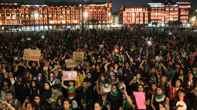 La marcha feminista culminó en el zócalo con una sola consigna: alto a la violencia de género