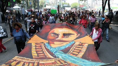 Habitantes de Texcoco en la casa de transición de López Obrador