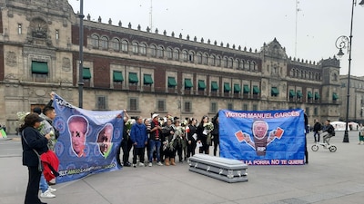 Un grupo de aficionadaos y cooperativistas se reunieron en la Plaza de la Constitución para aplaudir la salida de Garcés Rojo