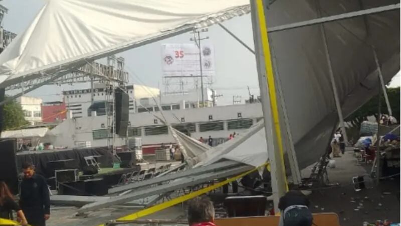 Se desploma estructura de la Feria del Libro en Nezahualcóyotl, Edomex; hay al menos 5 heridos