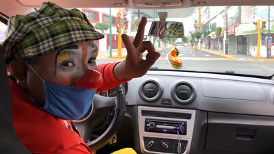 Payasos salieron a las calles de Ecatepec a pedirle a la gente que respete la cuarentena