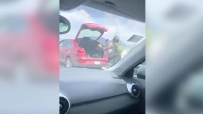 De acuerdo con la publicación original, el motociclista resultó con algunos golpes