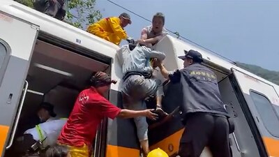 El percance ocurrió cuando un tren de pasajeros impactó un camión que había caído a la vía férrea