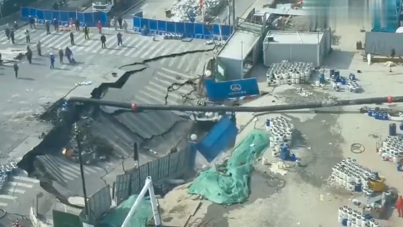 VIDEO: Captan impresionante hundimiento de tierra en Shanghai... deja enorme socavón