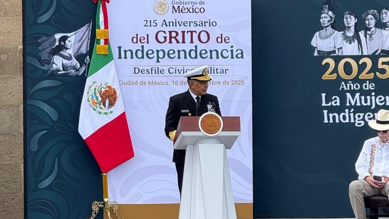 Almirante Morales Ángeles defiende a la Marina en el Desfile Cívico Militar del 16 de septiembre