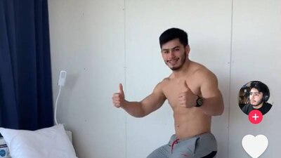 El atleta mexicano Jorge Cárdenas puso a prueba las dichosas camas 'antisexo' de la Villa Olímpica.