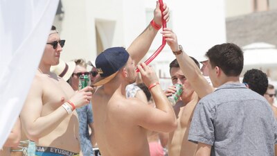 Un grupo de turistas norteamericanos ignoró las recomendaciones de salud y viajó a México