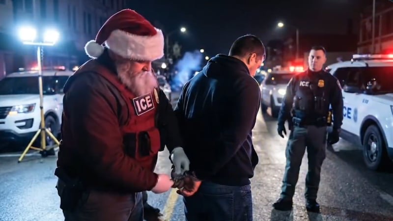 ICE usa imagen de Santa Claus para deportar migrantes en EU
