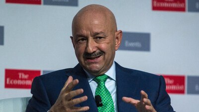 El expresidente Salinas de Gortari es asiduo de foros sobre temas políticos y económicos
