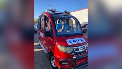 Sólo puede llevar un máximo de 3 personas dentro y es eléctrico