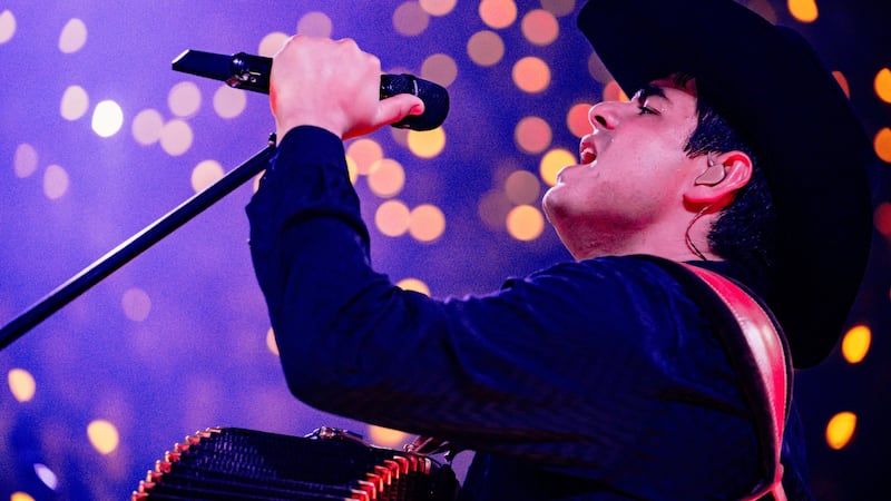 Alfredo Olivas interrumpe su concierto en Pachuca tras recibir un misterioso ‘regalo’ del público