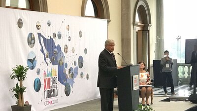 AMLO le dijo a empresarios del ramo turístico que revisará lo que le conviene más al país en el tema del Nuevo Aeropuerto