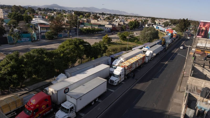 Persisten bloqueos en carreteras federales a pesar de acuerdos con productores: SICT