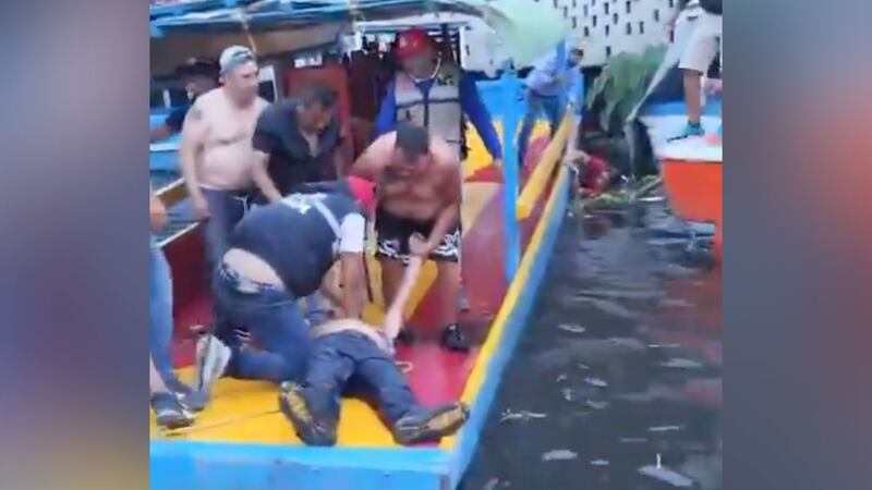 VIDEO: Remeros reaniman a hombre que se ahogaba en canal de Xochimilco