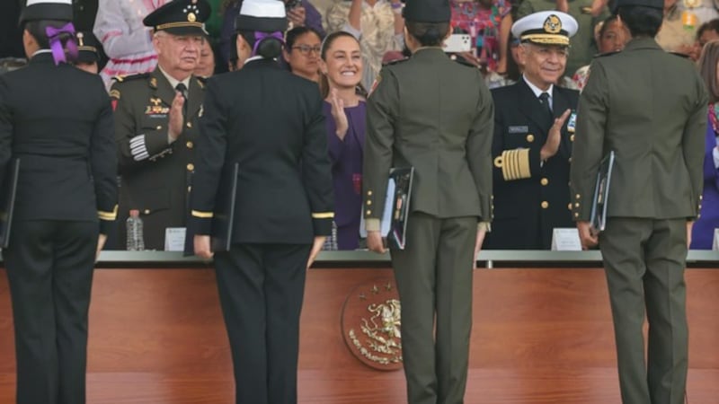 Sheinbaum rinde homenaje a militares en conmemoración del 8M