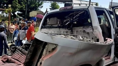 La camioneta que transportaba la pirotecnia terminó con afectaciones