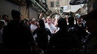 Israelíes ultranacionalistas corean “muerte a los árabes” en procesión en Jerusalén