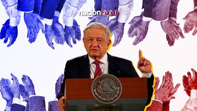 Percepción de honestidad de López Obrador baja de 61 a 56%