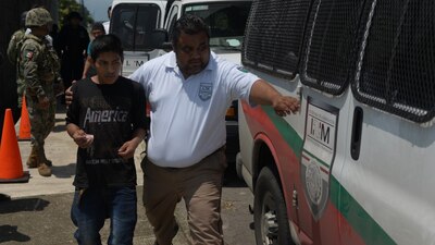 Elementos de la Guardia Nacional y el Instituto Nacional de Migración detienen a migrantes en Tapachula, Chiapas