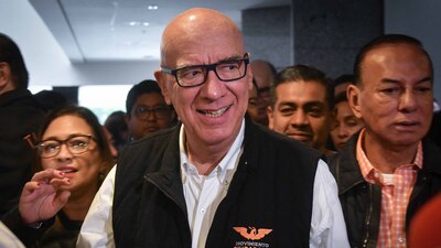 Sigue 'coqueteando' con Marcelo Ebrard en la carrera presidencial