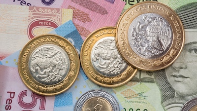 La moneda mexicana cerró debajo de las 18 unidades