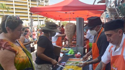 Llegó con dos trompos de pastor para donar tacos a Acapulco